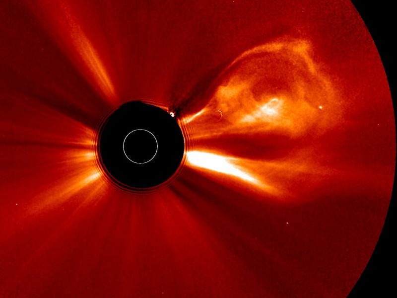 598365main_CME_comet_May21-orig_full-800x600