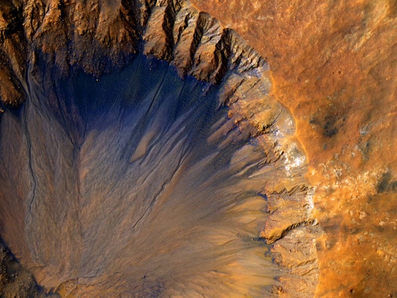 fresh-crater-near-sirenum-fossae-mars-800x600