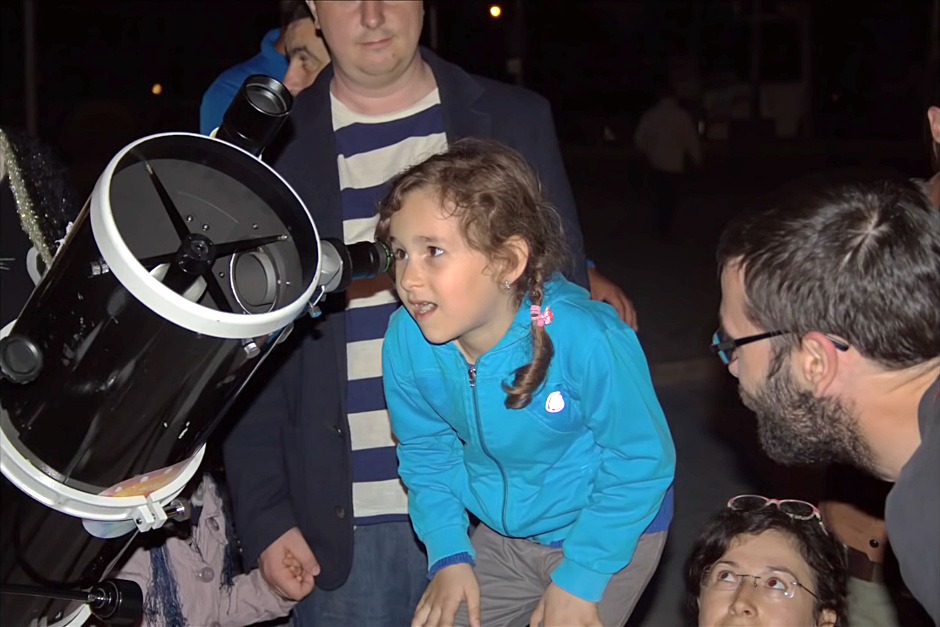 girl_sees_through_scope_940x627